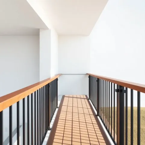 Barierki na balkon z deski kompozytowej